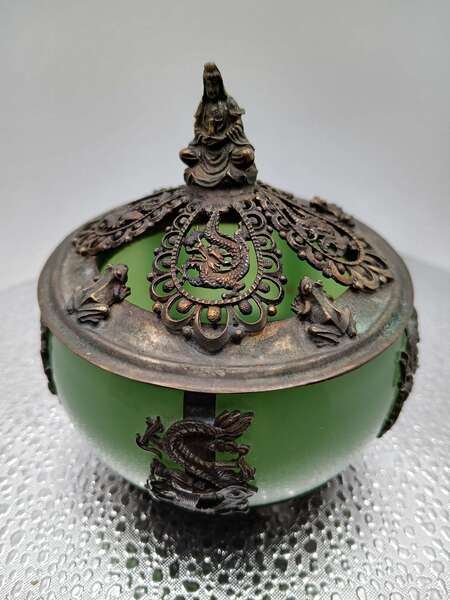 Bowl with Silver Sitting