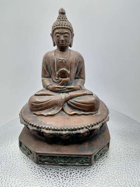 SITTING BUDDHA